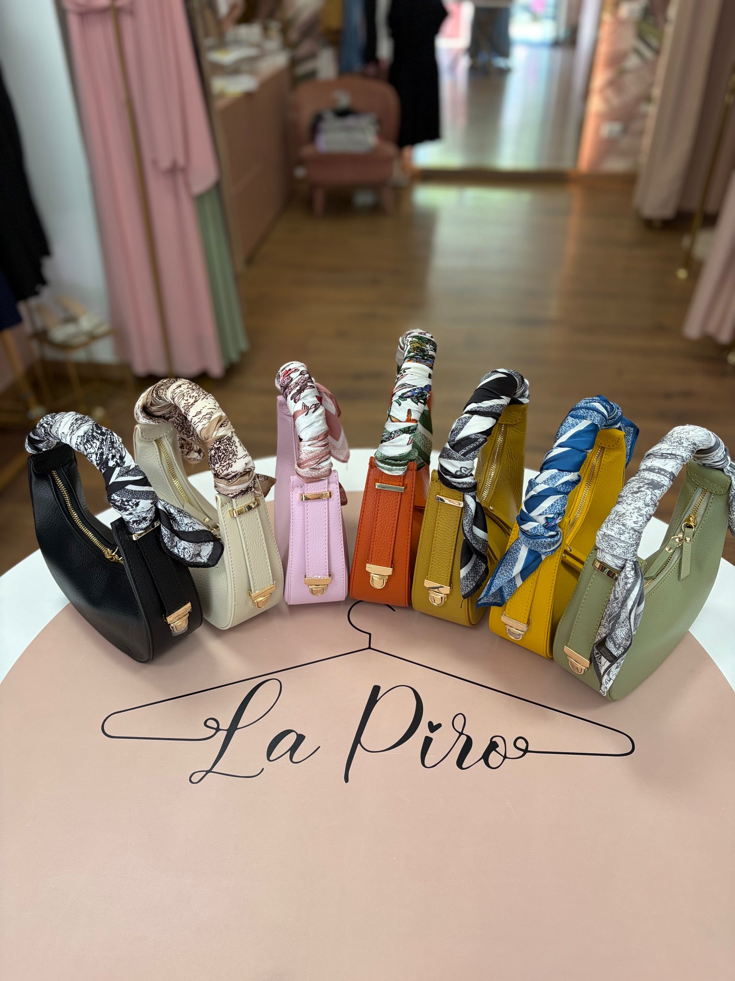 Mezzaluna in vera pelle